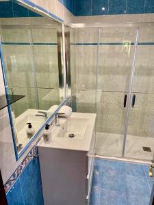a bathroom with a shower and a sink and a mirror at Chalet con piscina El Refugio de Venecia in El Campillo