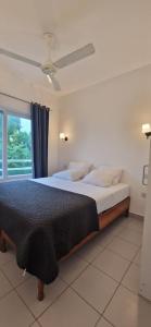une chambre avec un grand lit et une fenêtre dans l'établissement Apartment Fumba town/ zanzibar, à Dambani