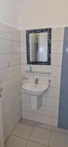 une salle de bains avec un lavabo et un miroir dans l'établissement Apartment Fumba town/ zanzibar, à Dambani 19 autres photos