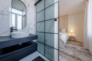 uma casa de banho com um lavatório e um espelho em Marshmallow em Liège