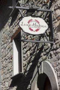 a sign on the side of a brick building at B&B Largo Alighieri in Schiavi di Abruzzo