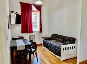 una sala de estar con un sofá y una mesa en Un lugar perfecto en CABA, en Buenos Aires
