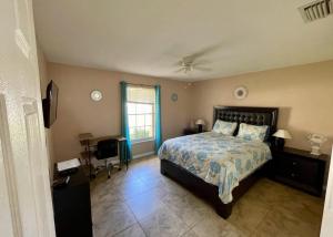 een slaapkamer met een bed en een raam bij Sunshine Home in Cape Coral