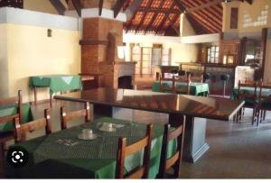 Un comedor con una mesa y algunas sillas. en Alugamos para grupos, en Vargem Alta 13 fotos más