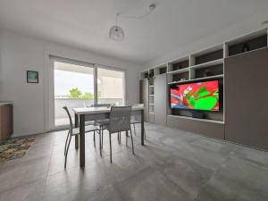 莫利亞諾威尼托的住宿－Appartamento Aura，一间带桌椅和电视的用餐室