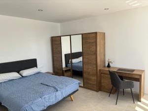 Ένα ή περισσότερα κρεβάτια σε δωμάτιο στο Fig Tree Apartment