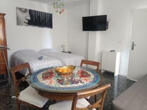 Cúllar-Vega的住宿－Alojamiento Vega Granada，一间房间,桌子上放着一碗水果