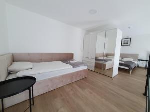 um quarto com uma cama grande e um espelho em Modern Loft with Outdoor Space em Palanga