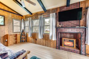Μια τηλεόραση ή/και κέντρο ψυχαγωγίας στο Charming Spirit Lake Home - 6 Mi to Arnolds Park!