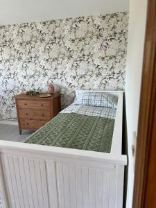 een kleine slaapkamer met een bed en een dressoir bij Casa Carmen As Airas in Ourense