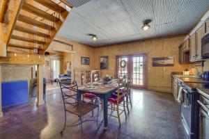 cocina con mesa y sillas en una habitación en River Bend Lodge Heflin Home in the Woods!, en Heflin