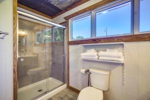 Ένα μπάνιο στο River Bend Lodge Heflin Home in the Woods! +32 φωτογραφίες