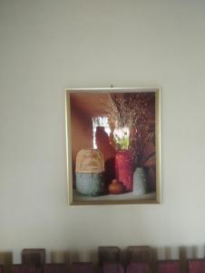 una foto en una pared con una foto de comida en Cabañas Raysa y Alejandro Pasion #3, en Las Galeras