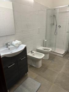 een badkamer met een wastafel, een toilet en een douche bij Penta House in Fisciano