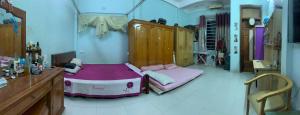 1 dormitorio con 1 cama rosa en una habitación en nhà hưng hà, en Dien Bien Phu