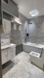 Calipso Dushanbe Hotel في دوسهانبي: حمام مع حوض ومرحاض وحوض استحمام