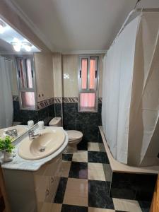 a bathroom with a sink and a toilet and a tub at Piso Completo cerca de Artes Y Ciencias in Valencia