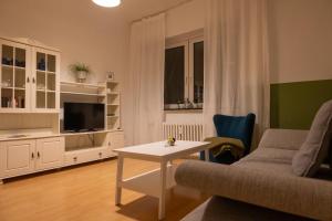 uma sala de estar com um sofá e uma mesa em Altes Pfarrhaus em Oberhausen