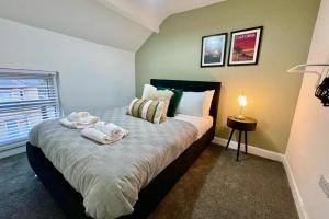 a bedroom with a bed with towels on it at Sophia's Retreat - 2 Floor 4 Bed Apartment - Newport - Coastal Getaway in Newport