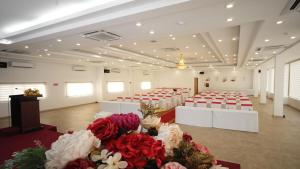 a banquet hall with red and white tables and chairs at SÀI GÒN - BẠC LIÊU Hotel in Bạc Liêu