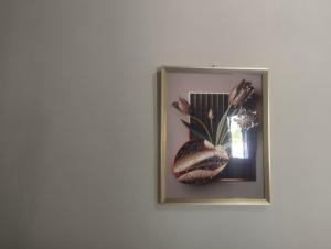 una foto de un jarrón con una flor en un espejo en Cabañas Raysa y Alejandro Comprension #4, en Las Galeras