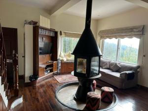 un soggiorno con divano e lampada di Sarah's Lodge a Murree