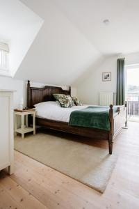 een slaapkamer met een houten bed en een groene deken bij Cottage Salzburg in Nußdorf am Haunsberg