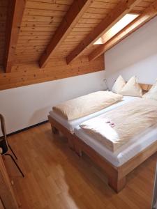 Postel nebo postele na pokoji v ubytování Hotel Alpha Thun