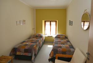 Habitación con 2 camas y ventana en Kallichoron 2, en Kavala