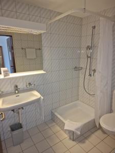 Koupelna v ubytování Hotel Alpha Thun