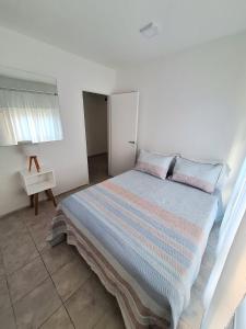 biała sypialnia z łóżkiem i oknem w obiekcie Le Bleu Apartamento w BuenosAires