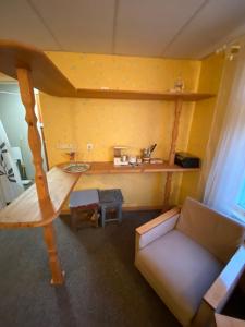 Cette chambre comprend un canapé, une table et des étagères. dans l'établissement Mehaanika 3, à Tallinn