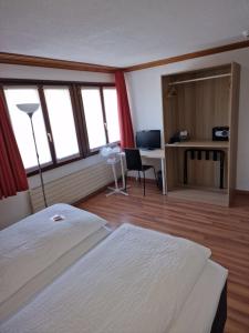 Postel nebo postele na pokoji v ubytování Hotel Alpha Thun