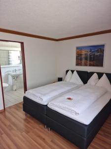 Postel nebo postele na pokoji v ubytování Hotel Alpha Thun