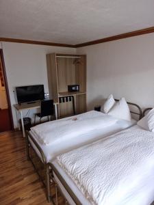 Postel nebo postele na pokoji v ubytování Hotel Alpha Thun