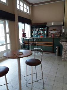 cocina con mesa y sillas en una habitación en Hotel de la plage, en Bizerte