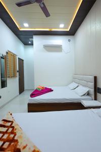 Un dormitorio con una cama con una toalla roja. en Shiv Residency en Mathura