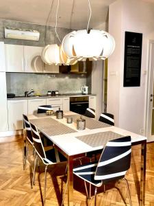 卢布尔雅那Apartment KOZOLEC - best central location的房间里有一张桌子和几把椅子的厨房