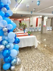 un montón de globos azules en una habitación con una mesa en Casa VENTA RUIZO, en Lorca