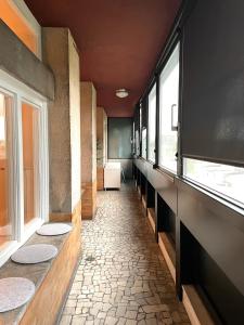 卢布尔雅那Apartment KOZOLEC - best central location的带窗户的走廊和铺有瓷砖地板的房间
