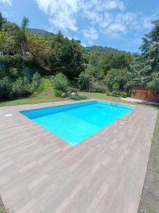 un'immagine di una piscina in un cortile di A Casa di Matilde a Gioiosa Marea
