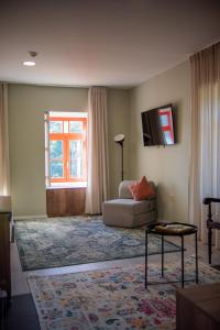 - un salon avec un canapé et une fenêtre dans l'établissement Costeira Douro, à Castelo de Paiva