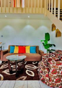 een woonkamer met een bank en een tafel bij Palm JA SCA31 - Relaxing 1 BR with Beach & Pool Access in Montego Bay