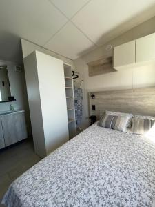 1 dormitorio con 1 cama blanca grande y cabecero de madera en BUNGALOW DOMAINE DE L'ILE D'OR, en Saint-Raphaël 37 fotos más