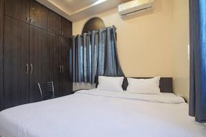 Postel nebo postele na pokoji v ubytování OYO HOTEL SHRIKAYA