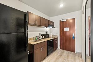 Virtuvė arba virtuvėlė apgyvendinimo įstaigoje Riverstone Suites by Cobblestone Hotels - Chippewa Falls