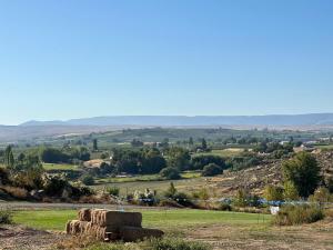uma vista para um campo com fardos de feno em Infidel Acres Motorcycle Campground em Naches