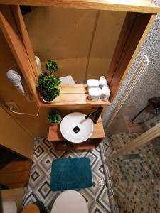 an overhead view of a bathroom with a sink at Glamping ZAZEN in Drumu Carului