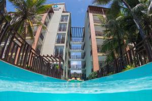 בריכת השחייה שנמצאת ב-Belíssimo Apartamento no resort do Beach Park - By Ideal Trip Hospedagens או באזור