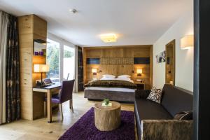 Habitación de hotel con cama y sofá en Hotel Fliana Ischgl, en Ischgl